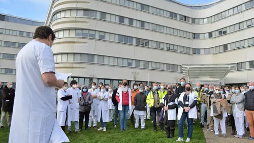 Les soignants usés face à la pandémie et aux difficultés de...